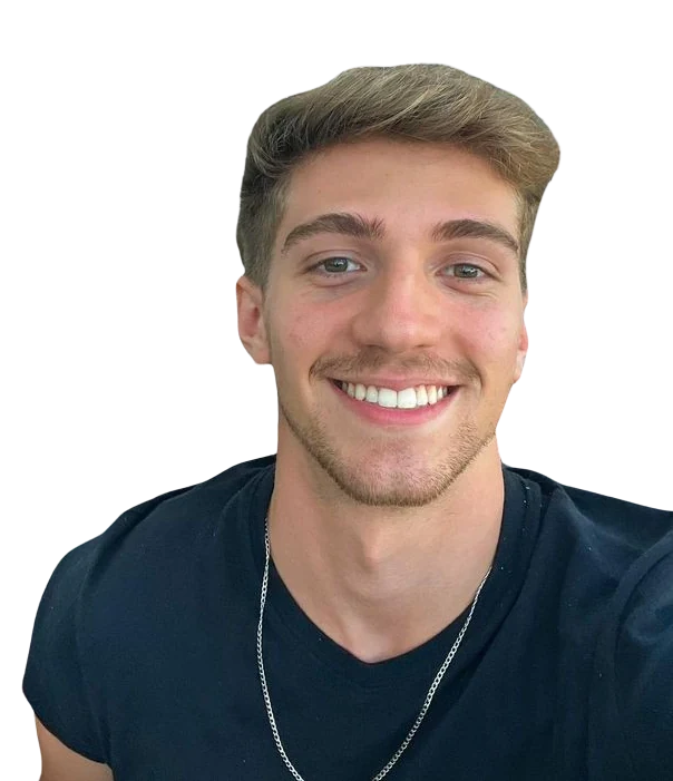 Retrato de Mateus Rosolem sorrindo, de camiseta escura.